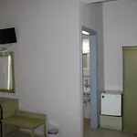 Avra فندق